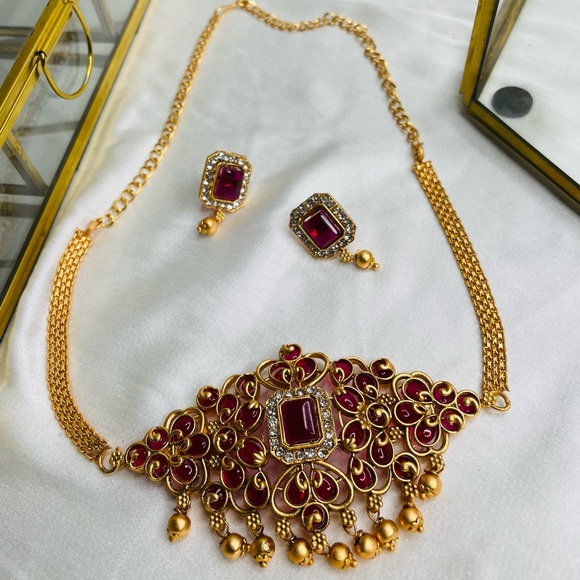 Gleaming Verdant Charm Golden Necklace with Pink Pearl from New York - Picture 3 of 5